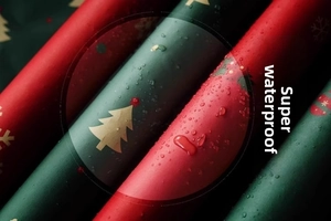 Détail de papier cadeau de Noël imperméable avec sapins dorés et gouttes d'eau