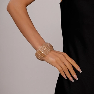 Détail d'un large bracelet en perles acryliques à motif écaille de tortue sur un mannequin