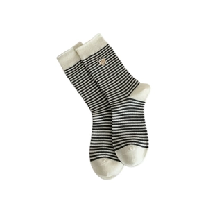 Schwarz-weiß gestreifte Baumwollsocken mit süßem braunem Bären-Stickerei auf weißem Grund