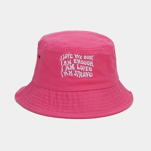 Détail d'un bob rose fuchsia avec broderie blanche positive et œillets de ventilation
