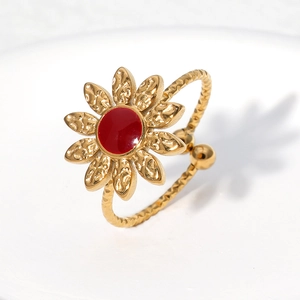 Anello girasole in acciaio inossidabile placcato oro 18k con smalto rosso e fascia martellata