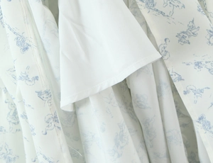 Gros plan du motif floral d'ange bleu et de la texture du tissu tissé d'une robe