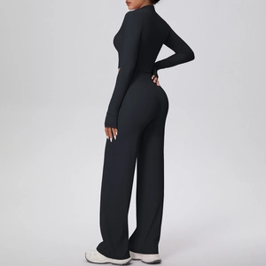 Détail de l'ensemble de sport noir avec haut à manches longues ajusté et pantalon large
