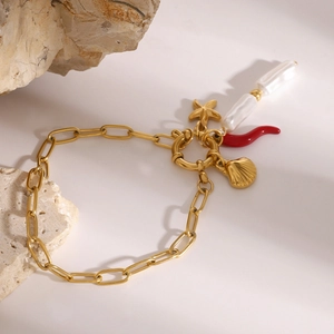 Dettaglio della collana d'oro con stella marina, conchiglia, peperoncino e perle barocche