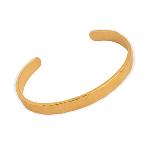 Elegante bracciale aperto in acciaio al titanio dorato con texture martellata rifinita