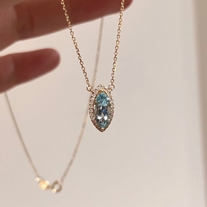 Détail du collier en argent s925 avec aigue-marine marquise et sertissage halo