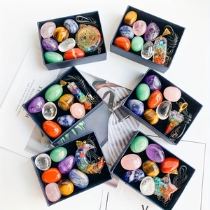 Coffret de cristaux de guérison avec pierres polies et pendentifs arbre de vie en résine