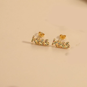 Détail des boucles d'oreilles Kiss plaquées or 14K avec zircons colorés