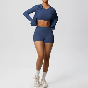 Dettaglio di un set da yoga tre pezzi blu navy con giacca a zip e pantaloncini aderenti