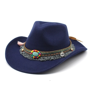 Détail d'un chapeau de cow-boy en laine bleu marine avec bandeau perlé ethnique et frange