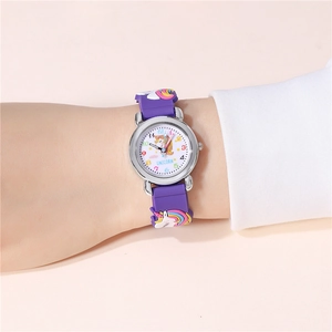 Gros plan d'une montre à quartz enfant avec bracelet licorne violet et cadran blanc