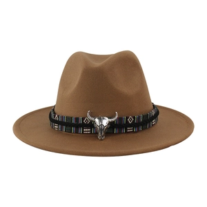 Cappello di feltro marrone con fascia etnica e accessorio a teschio di toro argento