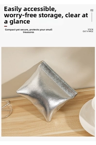 Makroaufnahme der silbernen Metallic-Tasche zur Lippenstiftaufbewahrung auf Holz