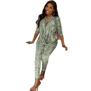 Elegante groene fluwelen dames set met top met V-hals en nauwsluitende lange broek