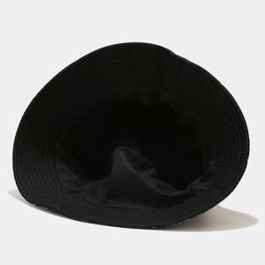 Dettaglio del cappello alla pescatora nero che mostra fodera interna e cuciture