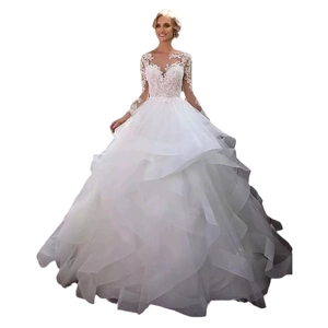 Robe de mariée élégante en dentelle blanche à manches longues et traîne en tulle étagée
