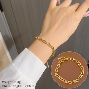 Détail d'un bracelet à maillons ovales dorés réglable de 17+3cm avec fermoir mousqueton