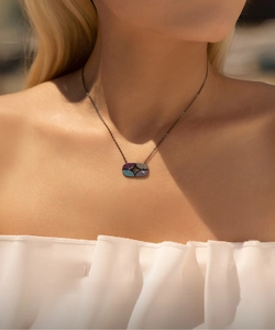Mannequin portant un collier étoile pixel vintage en argent S925 et zircons colorés