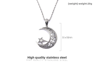Détails macro d'un pendentif lune et étoile argentée en acier avec gravures ciselées