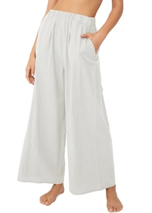Détail du pantalon large en lin à taille haute élastique avec poches sur les côtés