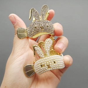 Détail de pinces à cheveux en forme de lapin avec perles blanches et strass brillants