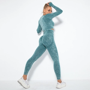 Detailansicht der Acid-Wash-Leggings mit Push-Up-Effekt und Langarm-Crop-Top Sportset