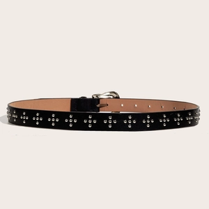 Ceinture rétro en cuir noir avec motifs rivets argentés et boucle ardillon classique
