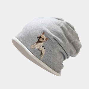 Bonnet en tricot gris clair avec imprimé bouledogue français pour un style décontracté