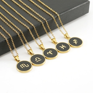 Détail de colliers en acier inoxydable 18K avec pendentifs zodiaque en émail noir