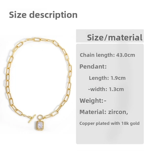 Gros plan sur la chaîne plaquée or 18K avec pendentif zircon et détails du fermoir OT