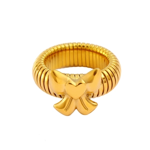 Gros plan sur la bague nœud doré avec un anneau en métal texturé en spirale unique
