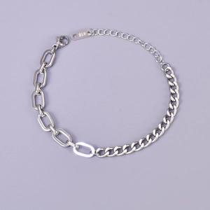 Dettaglio di un bracciale in acciaio inossidabile argento con catena a graffetta e cubana