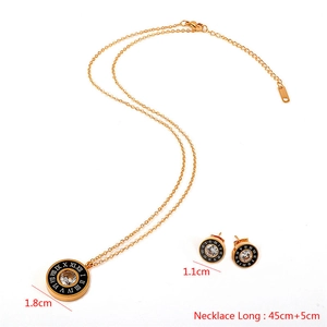 Vue détaillée du collier doré et des boucles d'oreilles avec chiffres romains et cristaux