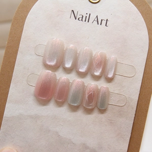 Faux ongles œil de chat rose avec dégradé blanc et design de lignes délicates