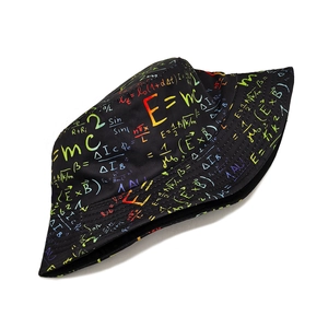 Détail d'un bob noir avec des formules de mathématiques et de physique colorées