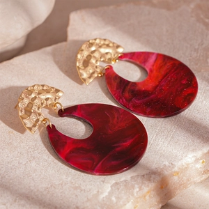 Orecchini a U in resina bordeaux marmorizzata con dettagli in metallo dorato martellato
