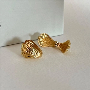 Elegant 925 sterling silver gold shell earrings with pleated texture and wavy edges