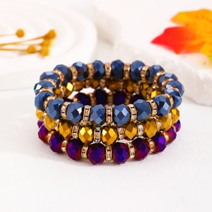 Detalle de pulseras bohemias con cuentas de cristal tallado y separadores dorados