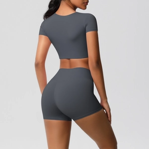 Seiten-Rückansicht des dunkelgrauen Yoga-Sets mit Crop-Top und High-Waist-Shorts