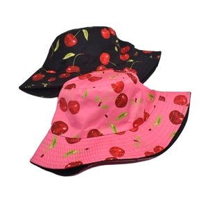 Bob réversible rose et noir avec motifs cerises pour protection solaire et style décontracté