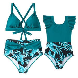 Maillot de bain assorti mère fille avec haut bikini bleu sarcelle et imprimé feuilles tropicales