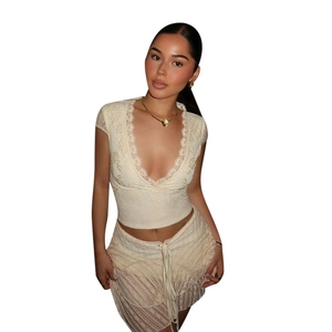 Set in pizzo due pezzi con top con scollo a V profondo e gonna a portafoglio bianco crema