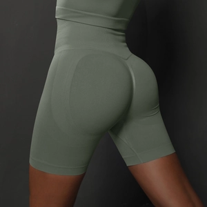 Détail du short de cycliste sans couture à taille haute avec maille alvéolée et effet galbant