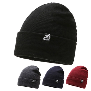 Bonnet en maille épaisse d'hiver en noir et autres couleurs avec étiquette de sport