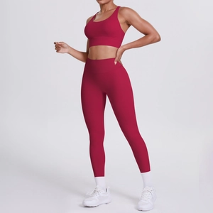 Détail de l'ensemble de yoga rouge foncé avec tissu brossé et coupe ajustée extensible