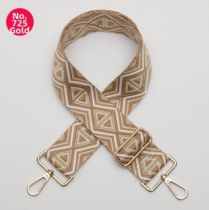 Dettaglio tracolla geometrica da 5 cm con fibbie dorate e motivo jacquard in design 725