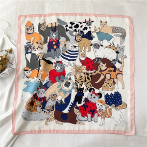 Schattige zijden vierkante sjaal met kattenprint, roze rand en beige zijdetextuur