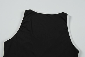 Détail du décolleté en V profond avec bordure contrastée sur le body de yoga
