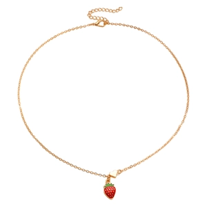 Dettaglio della collana a catena dorata con pendente fragola smaltata e piccolo cuore