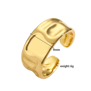 Close-up of golden irregular fluid texture ring showing 9mm width and 6g weight details